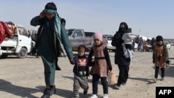 یک خانواده افغان که از ولایت نیروز راه سفر و مهاجرت به بیرون از افغانستان را در پیش گرفته است. 