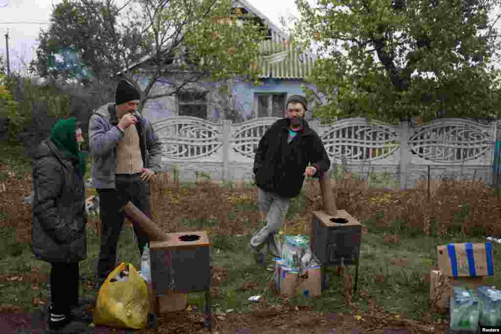 Locuitorii unui sat din regiunea Nikolaev au primit sobe, apă și alimente livrate de voluntari. Sobele pot fi folosite la gătit, dar oamenii cu care a vorbit jurnalistul Reuters spun că acestea ar fi vitale ca surse de căldură în buncărele subterane. Un localnic îi spunea reporterului Reuters: „Ne ascundem de bombardamente în subsol. Și avem nevoie de această sobă pentru a ne încălzi în timpul iernii”.