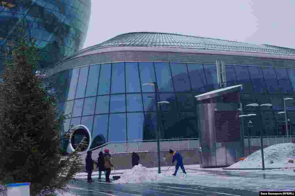 На территории EXPO ожидается открытие Международного финансового центра "Астана", Международного центра "Энергия будущего" и Международного парка IT-стартапов, но строительные работы ведутся пока только у катка. Единственные работники около других павильонов — чистильщики снега. 
