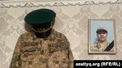 Шекара заставасында өзіне қол жұмсаған жауынгер Бекбол Мираштың әскери киімі мен портрерті үйінің қабырғасында ілулі тұр. Атырау облысы Қызылқоға ауданы Миялы ауылы. 24 тамыз 2022 жыл.