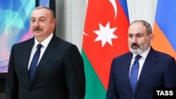 Премьер-министр Армении Никол Пашинян (справа)и президент Азербайджана Ильхам Алиев (архивное фото)