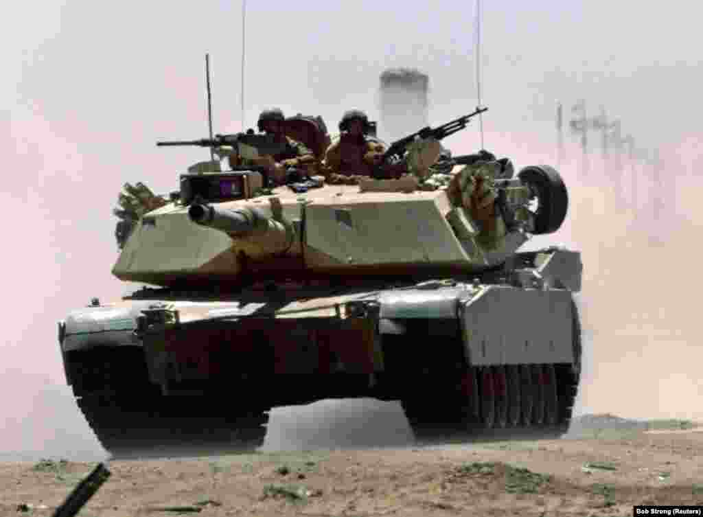 M1A1 «Абрамс» едет по иракскому шоссе возле контрольно-пропускного пункта в Эль-Фаллудже, 1 июля 2004 года. По подсчетам, в армии США 2509 танков «Абрамс» различной модификации. Еще 3700 находятся на хранении 