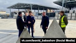 Завод стройматериалов в Симферопольском районе производит противотанковые бетонные заграждения для армии РФ во время ее войны с Украиной