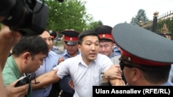 Задержание участников акции "Тезекпром". 9 июля 2014 года.