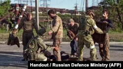 Украинските војници кои ја бранеа челичарницата Азовстал се претресуваат од руските сили по напуштањето на позициите.