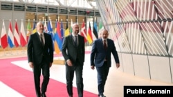 (Слева направо): президент Азербайджана Ильхам Алиев, председатель Европейского совета Шарль Мишель и премьер-министр Армении Никол Пашинян перед встречей в Брюсселе. 22 мая 2022г.