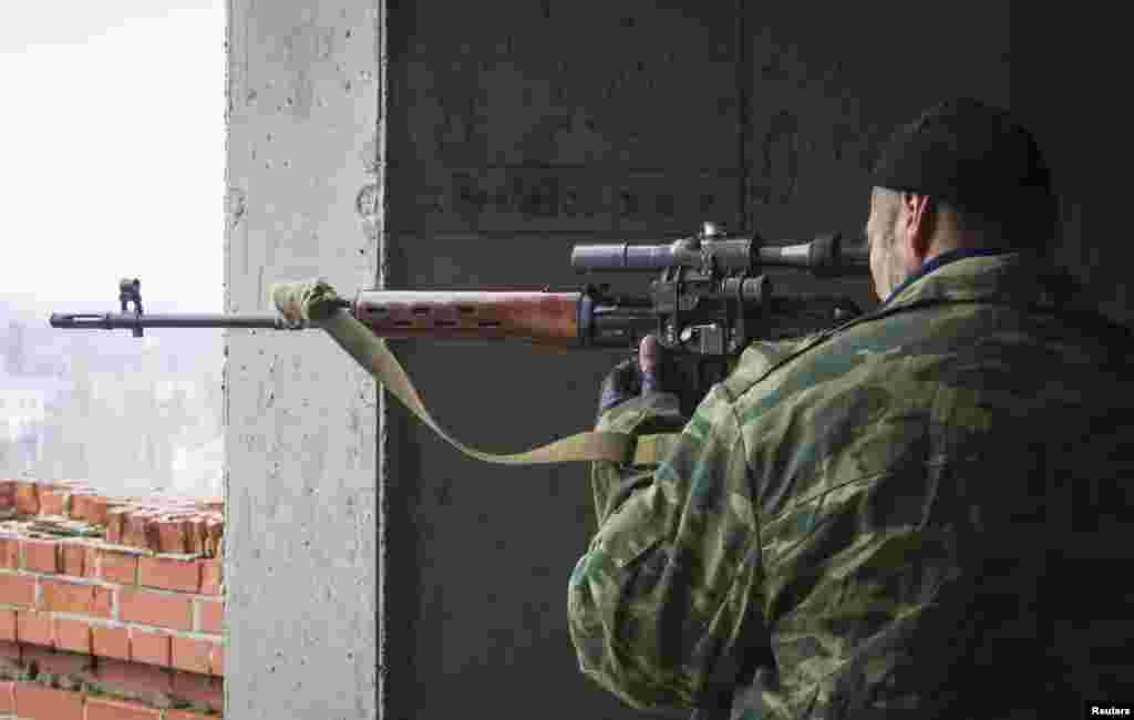 Снайпер бойовиків спостерігає у приціл за територією аеропорту Донецька, 21 жовтня 2014 року