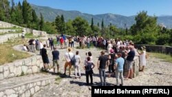 Okupljeni građani protestvuju zbog uništavanja Partizanskog spomen-groblja, 16. jun 2022. 