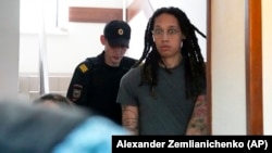 Brittney Griner, basketbollistja amerikane e arrestuar në aeroportin e Moskës, rrezikon deri në 10 vjet burg nëse shpallet fajtore.