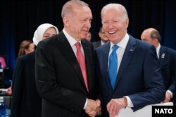 Erdoğan és Joe Biden amerikai elnök a madridi NATO-csúcson 2022 júniusában