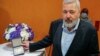 Дмитрий Муратов показа за последен път златния си медал от Нобеловия институт, преди да отиде при неизвестен купувач за сумата от 1 млн. долара.