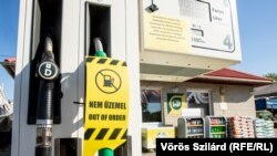 Egy nem üzemelő független benzinkút Balatonfüreden 2022. július 4-én