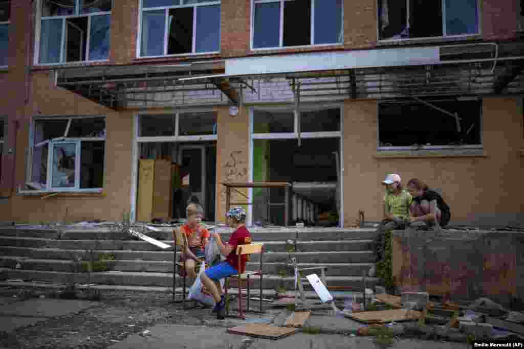 Foștii elevi ai școlii nr. 21 din Cernigău trăiesc acum alte experiențe: Fiecare elev s-a familiarizat cu sunetul unei sirene de raid aerian și poate distinge între sunetul armelor antiaeriene și cel al rachetelor de croazieră.