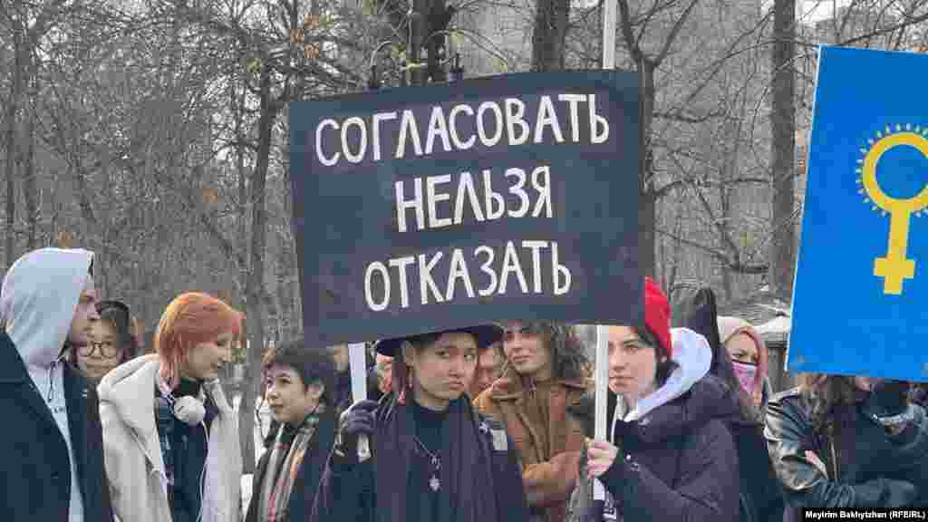 Многие выступавшие перед аудиторией говорили о гендерном неравенстве, проблеме насилия в отношении женщин и напоминали о своём лозунге: место женщины — в политике