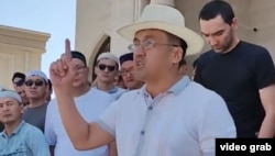 Дәулетмұрат Тәжімұратов Қарақалпақстандағы жиында сөйлеп тұр. Нөкіс, Қарақалпақстан. 2022 жылдың шілде айы.