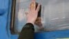 Украинско дете заминава с влак след началото на руската инвазия.
