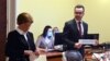 Tóta Áronné és Fábián Adrián, bizottsági tagok ismertetik az országos listák szavazólapi sorrendje sorsolásának eredményét a Nemzeti Választási Bizottság (NVB) ülésén a Nemzeti Választási Irodában 2022. február 26-án. 