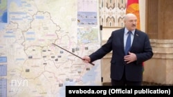 Аляксандар Лукашэнка каля згаданай мапы
