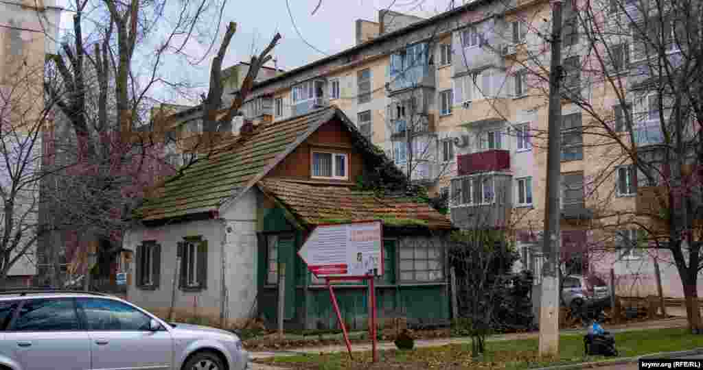 Старий будиночок під черепицею «затиснутий» з двох боків п'ятиповерхівками на вулиці Бурденка