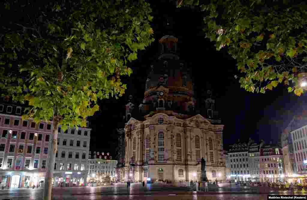 Kisha Frauenkirche në Dresden u pa e pandriçuar më 22 gusht. Disa kanë shprehur frikë nga trazirat eventuale masive në Gjermani pasi dimri po afron dhe energjia vazhdon të jetë e kufizuar dhe më e shtrenjtë. Kancelari Olaf Scholz kohët e fundit e përshkroi rritjen e kostove të energjisë si një "fuçi baruti për shoqërinë".