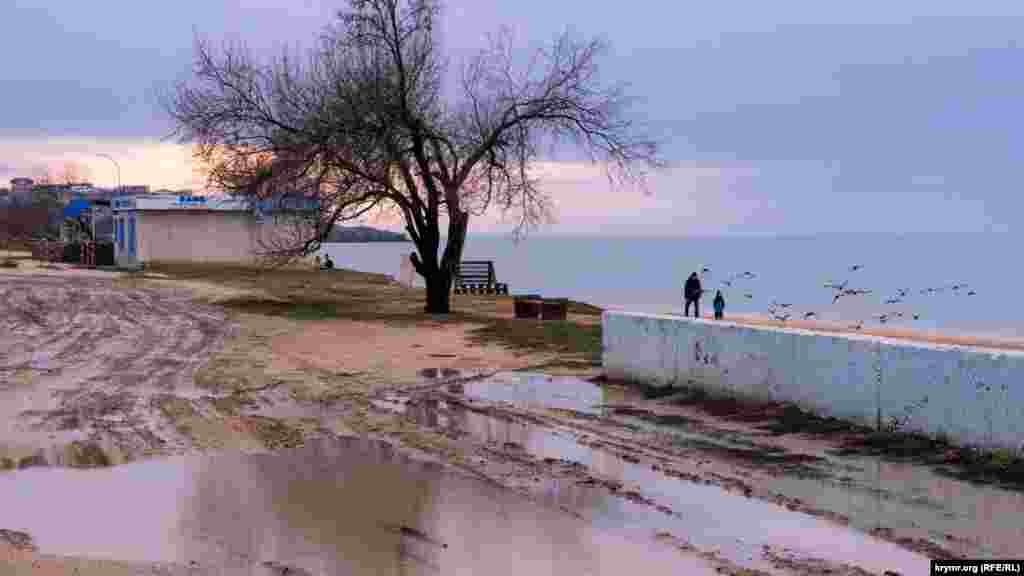 А это фото из города Щелкино. Вдали виднеется мыс Черепаха с беседкой-ротондой имени Терешковой наверху. Самый молодый крымский город Щелкино – ныне широко известный в Крыму курорт на Азовском море, на берегу Казантипского залива. Хотя изначально, в конце 70-х – начале 80-х годов прошлого столетия, напомним, он задумывался как город-спутник будущей Крымской атомной электростанции