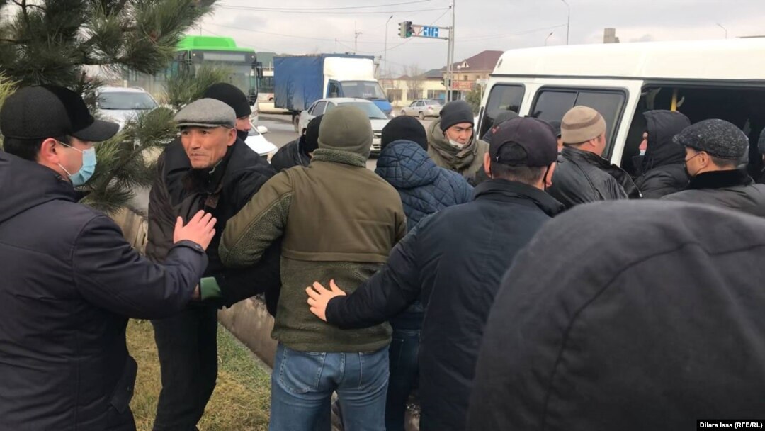 Задержание людей на месте предоплагаемого митинга. Шымкент, 4 января 2022 года