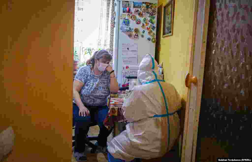 Дарыгер Айгүл Өмүралиева бейтапка дарыларды жазып берүүдө. "Биз бейтаптын өпкөсүн тыңшап, сатурациясын текшеребиз. Эгер абалы жакшы болсо көбүрөөк суу ичүүсүн сунуштайбыз. Эгер пневмонияга шек санасак дароо эле тез жардамды чакырабыз. Негизи ооруган адам оорудум деп жатып албашы керек. Басып, көнүгүүлөрдү жасап, жакшы тамактанып, сууну көп ичсе бат эле сакайып кетет", - дейт дарыгер. 