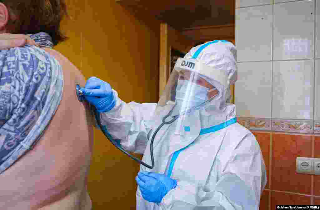 Вирустун "омикрон" штаммы айрым адамдарда жеңил өткөнү менен өнөкөт ооруларды козгойт. 