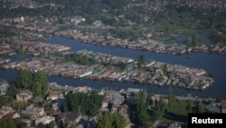 Një pamje nga lart e shtëpive barka në ujërat e liqenit Dal, në Sringar, Kashmirin indian, më 29 prill 2025.
