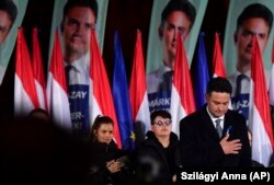 Kandidati opozitar, Peter Marki-Zay, duke iu adresuar mbështetësve të tij në Budapest në natën e zgjedhjeve të 3 prillit.