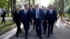 Президенты Кыргызстана и Казахстана Садыр Жапаров и Касым-Жомарт Токаев (на переднем плане). 26 мая 2022 года, Бишкек.