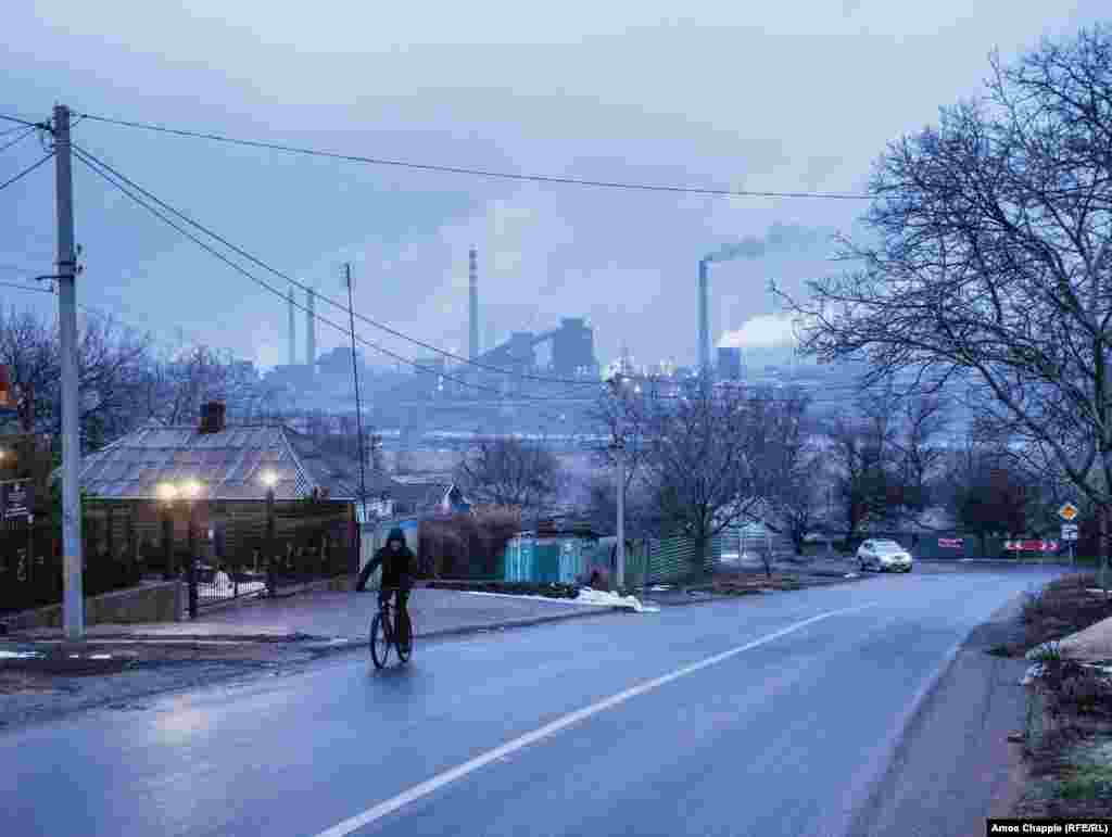 Mariupoli, në Ukrainë, më 5 shkurt. Fotografi Amos Chapple tha se “kjo fotografi është shkrepur më pak se tri javë para se Rusia të niste një pushtim të shkallës së gjerë në Ukrainë dhe të shkatërronte Mariupolin në masë të madhe. Ishte e çuditshme të isha atje atë kohë, dhe t’i dëgjoja banorët të thoshin se e ndienin të mundshëm një pushtim, teksa vazhdonin të bënin jetë normale. Një burrë vendës në plazh më tha se i konsideronte gjasat për një pushtim të afërt rreth pesëdhjetë me pesëdhjetë. Më pas, ai vazhdoi të ecte bashkë me partneren e tij dhe me macen e tyre, sikur s’e vrisnin mendjen për asgjë në botë”.