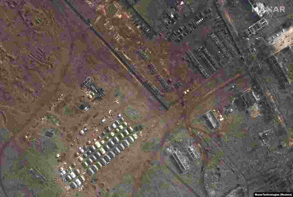 Воени шатори и оклопни возила во Евпаторија, Крим, на 1 февруари.