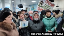 Родственники людей, задержанных при январских событиях, в прокуратуре. Алматы, 1 февраля 2022 года