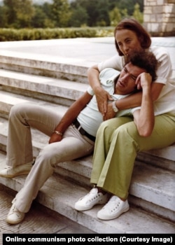Nicu Ceaușescu édesanyja, Elena karjai közt. Ceaușescu a fiát szánta örökösének.