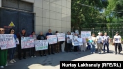 Участники акции перед зданием прокуратуры Алматы с требованием открытого расследования, наказания виновных в пытках и гибели людей. Алматы, 1 июня 2022 года.