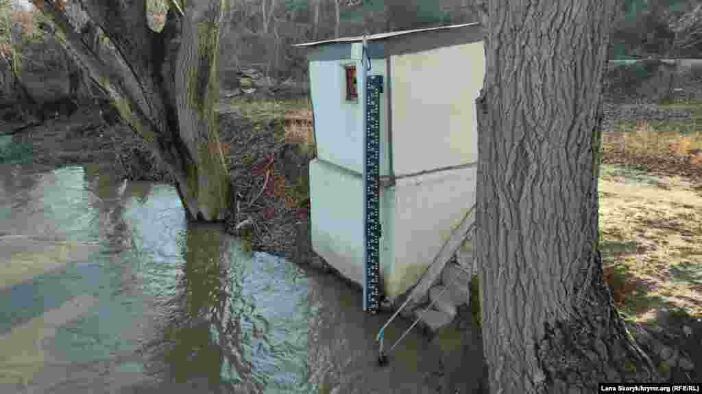 А теперь – непарадный Крым. Село Суворово. С помощью водомерной рейки измеряют уровень воды в реке. Больше в фотогалереи Крым.Реалии. 