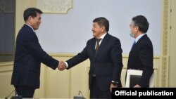 Li Hui (stânga) se întâlnește cu oficiali kârgâzi în 2021.