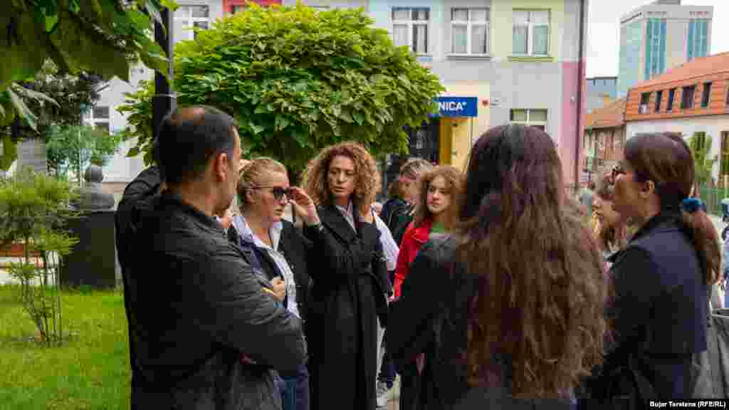 Prindërit e nxënësve duke protestuar në oborrin e Shkollës Fillore "Faik Konica" në Prishtinë.