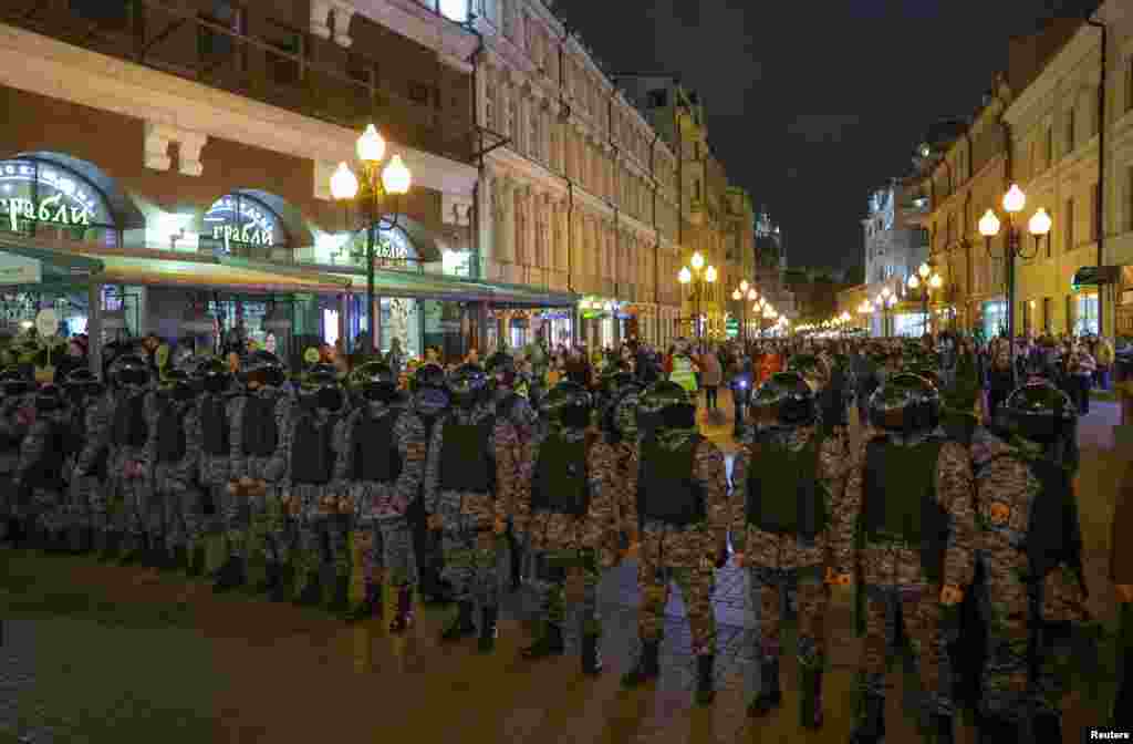 Мәскеудегі Арбат маңында тұрған күштік құрылым өкілдері. 