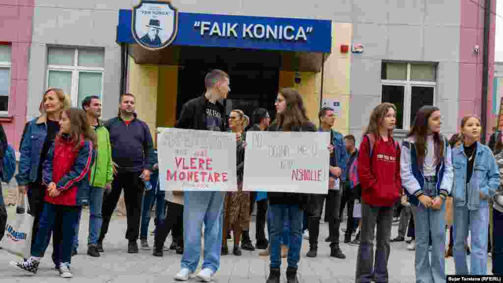 Protesta në Shkollën Fillore "Faik Konica" për hapjen e shkollave.