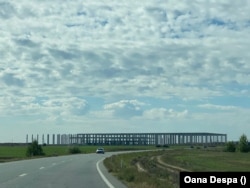 Construcția bazei logistice a Lidl a început în 2021, după obținerea autorizației de construire. În ianuarie 2022, MAPN a cerut stoparea lucrărilor.