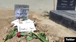 بر مزار مهسا نوشته‌اند: «ژیناجان تو نمی‌میری، نامت به یک رمز بدل خواهد شد»