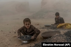 Afgán gyerekek dolgoznak egy téglagyárban Kabul külvárosában