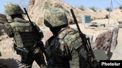 Армянские военнослужащие на боевых позициях на границе с Азербайджаном (архивная фотография)