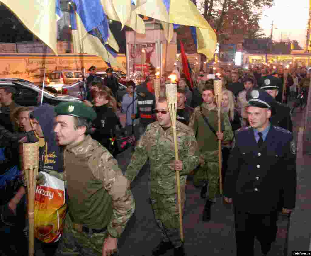 Учасники маршу УПА зі смолоскипами в руках, Дніпропетровськ, 12 жовтня 2014 року