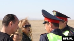 Жол полицейлері Роза Ақылбекова (сол жақтан үшінші) мен Райхан Молдабаеваны (солдан - екінші) ұстап жібермеуге тырысты. Алматы облысы, 20 қазан 2009 жыл.