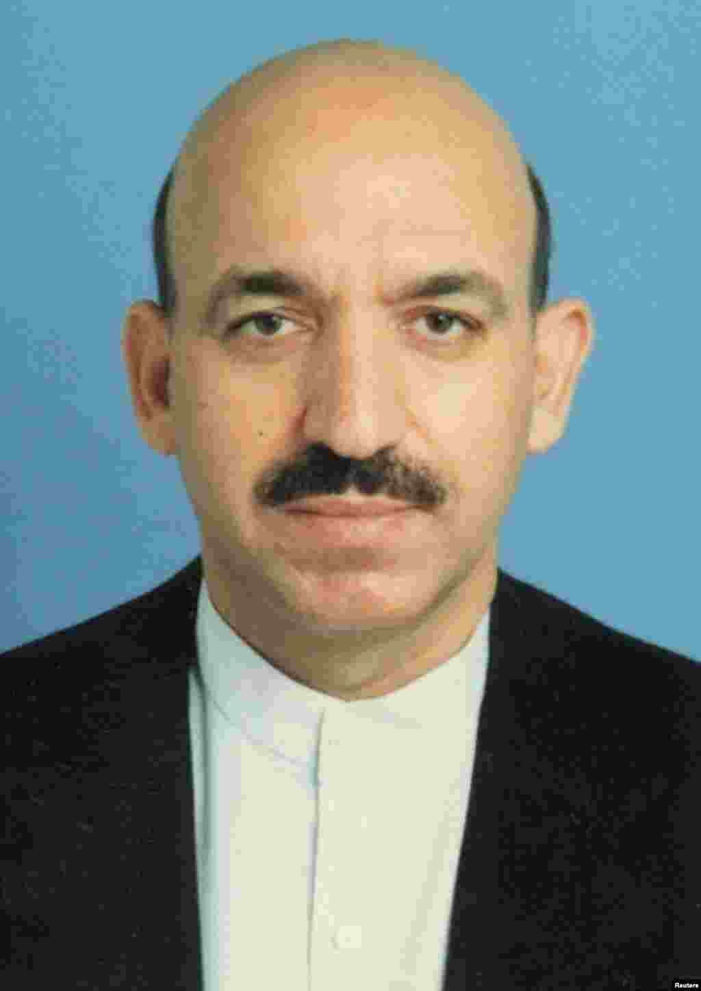 تصویر حامد کرزی در سال ۲۰۰۱ و معرفی او به عنوان رییس دولت موقت افغانستان در جریان کنفرانس افغانستان در بن، آلمان