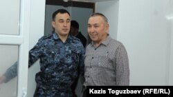 Подсудимый 68-летний Болатхан Жунусов (справа) в суде, где его обвиняют в «участии» в деятельности запрещенного судом объединения. Талдыкорган, 16 сентября 2019 года.
