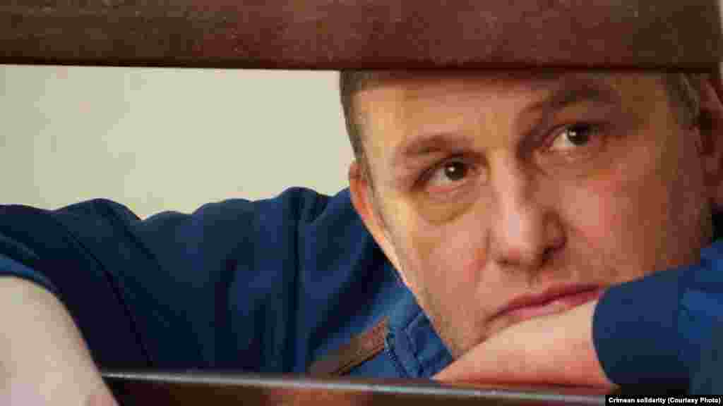 30 квітня. Позаштатний журналіст Крим.Реалії Владислав Єсипенко у суді. Його затримали співробітники ФСБ Росії в Криму 10 березня за звинуваченням у зборі інформації «на користь спецслужб України» та зберіганні «саморобного вибухового пристрою». Владислав відкидає ці звинувачення. Крім того, Єсипенко заявляв про застосування тортур щодо нього